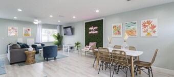 Downtown Pool Home| Mins to Beach | Cabana service