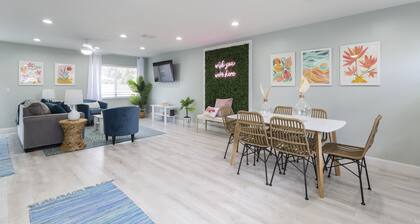 Downtown Pool Home| Mins to Beach | Cabana service