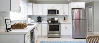 Downtown Pool Home| Mins to Beach | Cabana service