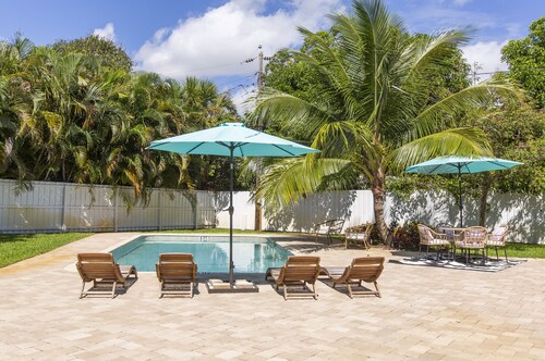 Downtown Pool Home| Mins to Beach | Cabana service