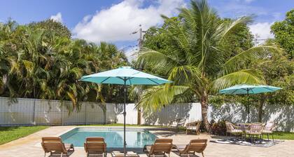 Downtown Pool Home| Mins to Beach | Cabana service