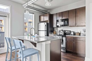 Fridge, microwave, oven, stovetop - Downtown Indy Apartment w/ Balcony, Pool & Parking (Indianapolis)