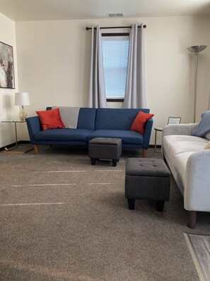 Smart TV - Fully updated in the spring of 2022 and located right in the middle of town. (De Motte)