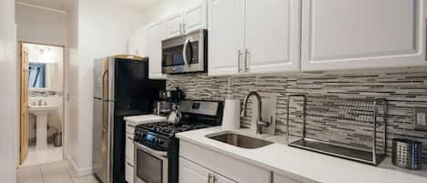 Frigorífico, microondas, horno y placa de cocina