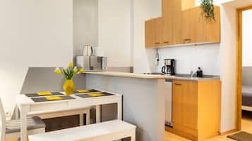 Kühlschrank, Mikrowelle, Wasserkocher mit Kaffee-/Teezubehör