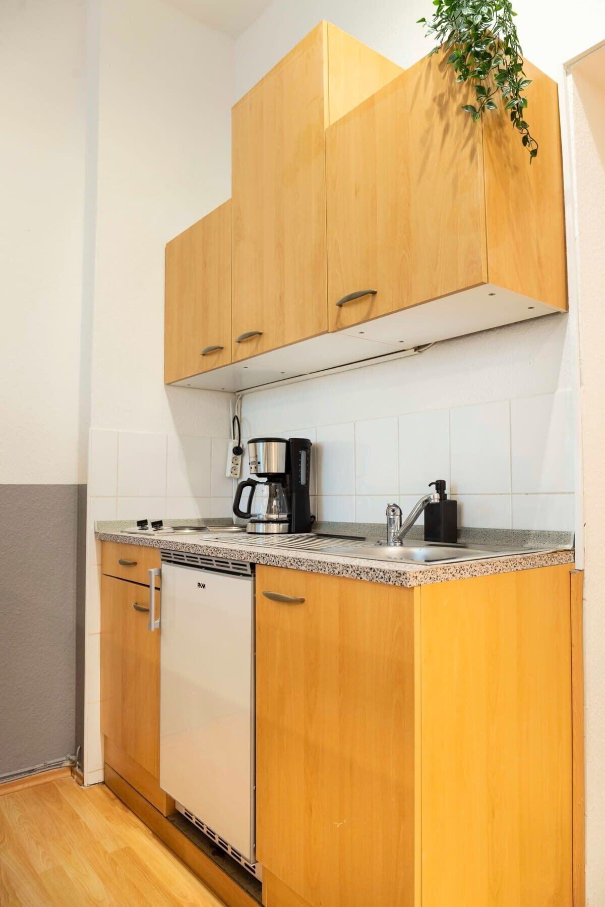 Kühlschrank, Mikrowelle, Wasserkocher mit Kaffee-/Teezubehör, Toaster