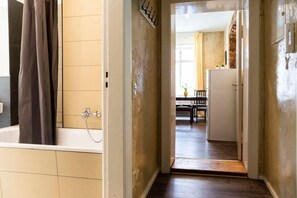 Bathtub, hair dryer, towels, shampoo - Shabby Chic 6 Personen Digitaler Check-In (Berlin)