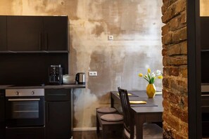 Een koelkast, een oven, een kookplaat, een vaatwasser