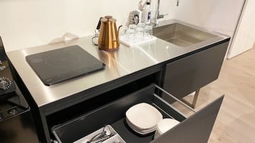 Frigorífic, microones i utensilis de cuina, vaixella i coberteria
