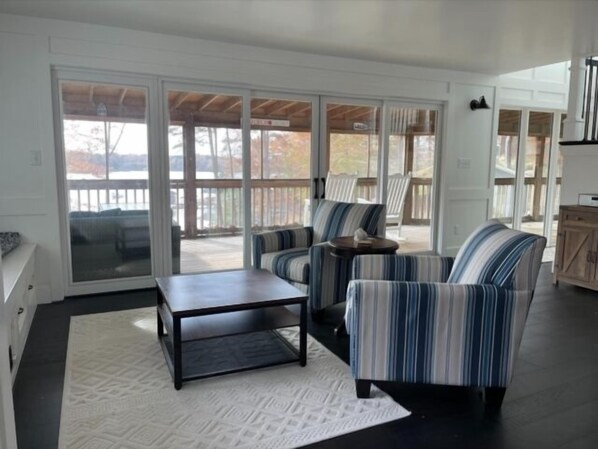 TV, Netflix, streaming services, stereo