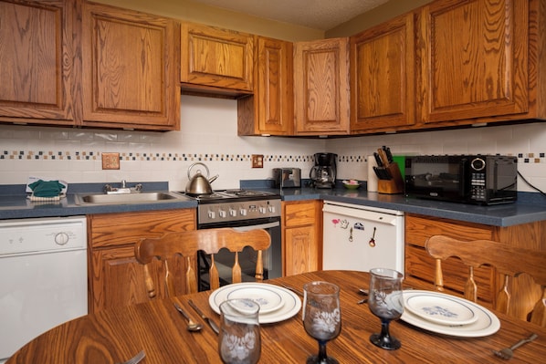 Een koelkast, een microgolfoven, een oven, een kookplaat