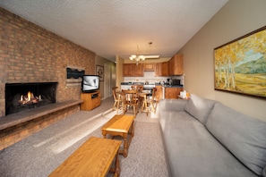 Televisión y chimenea