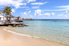 Playa en los alrededores y toallas de playa 
