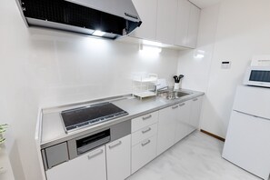 Réfrigérateur, micro-ondes, plaque de cuisson