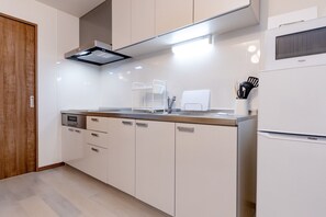 冰箱、微波炉、炉灶、厨具/餐具