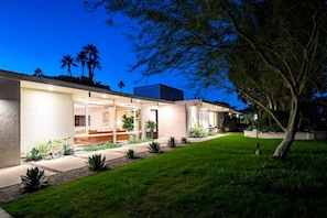 Exterior - Monterey Manor - Interior Designed Home + Pool (Palm Springs)