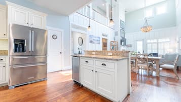 Lemari es, microwave, oven, dan kompor