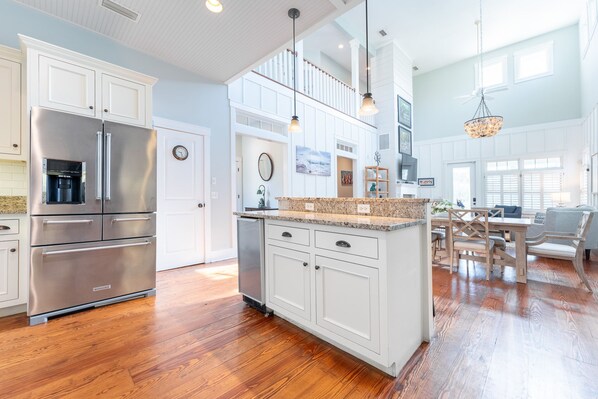 Fridge, microwave, oven, stovetop - Screened Deck, Pet Friendly, 0.3 mi Walk to Beach! (St. Simons Island)