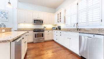 Lemari es, microwave, oven, dan kompor