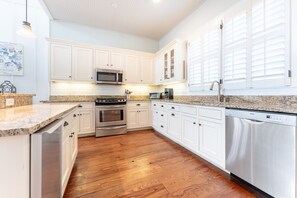 Fridge, microwave, oven, stovetop - Screened Deck, Pet Friendly, 0.3 mi Walk to Beach! (St. Simons Island)