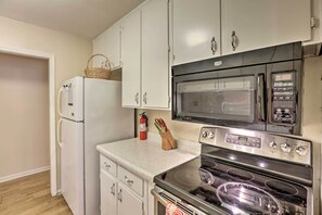 Fridge, microwave, oven, stovetop - Spacious Tranquil and Cozy 4BDR HOME - FSU, TCC, FAMU (Tallahassee)