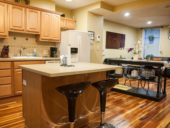 冷蔵庫、電子レンジ、オーブン、コンロ