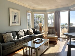 Living area - BEAUTIFUL OCEANVIEW VILLA WITH POOL, BEACH HILTON HEAD (Hilton Head Island)
