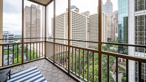 A balcony with a view of high-rise buildings and a cityscape. - Downtown Atlanta Condo with Spectacular Views (Atlanta)