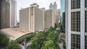 A high-rise building with a curved facade and a rooftop terrace. - Downtown Atlanta Condo with Spectacular Views (Atlanta)