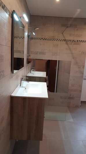 Combined shower/bathtub, hair dryer - Gîte Ardèche, private and secluded swimming pool, large courtyard, terraces, (Les Assions)