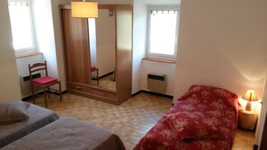 2 bedrooms, iron/ironing board, travel cot, free WiFi - Gîte Ardèche, private and secluded swimming pool, large courtyard, terraces, (Les Assions)