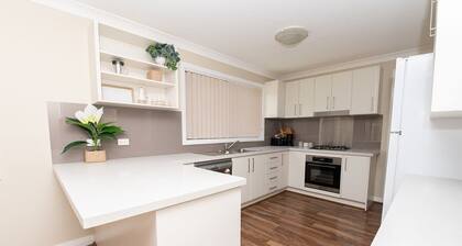 Phillip Villa - Modern & Fresh, Close to Town