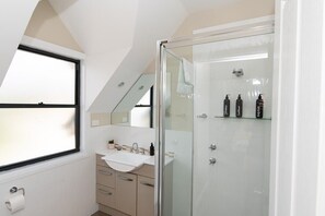 Baignoire, sĂšche-cheveux, serviettes fournies, shampoing