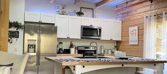Creekside Modern Cabin Forest Escape in Ellijay