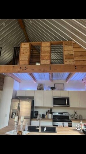 Fridge, microwave, oven, stovetop - New Modern Chalet Creekside 2 decks +privacy suite (Ellijay)