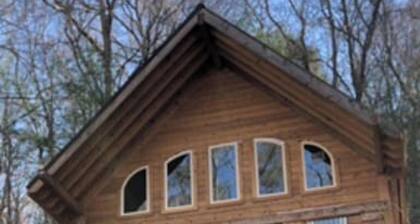 New Modern Chalet Creekside 2 decks +privacy suite