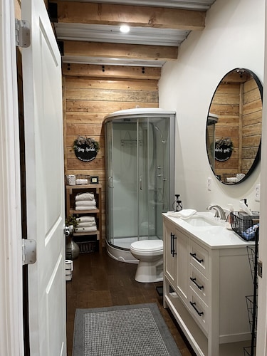 Creekside Modern Cabin Forest Escape in Ellijay