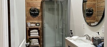 Creekside Modern Cabin Forest Escape in Ellijay