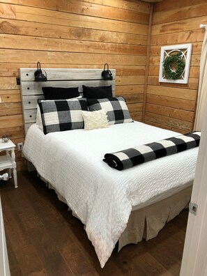 2 bedrooms, desk, iron/ironing board, free WiFi - New Modern Chalet Creekside 2 decks +privacy suite (Ellijay)