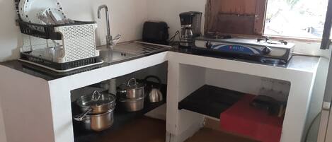 Cafetière/bouilloire, réfrigérateur, micro-ondes, plaque de cuisson