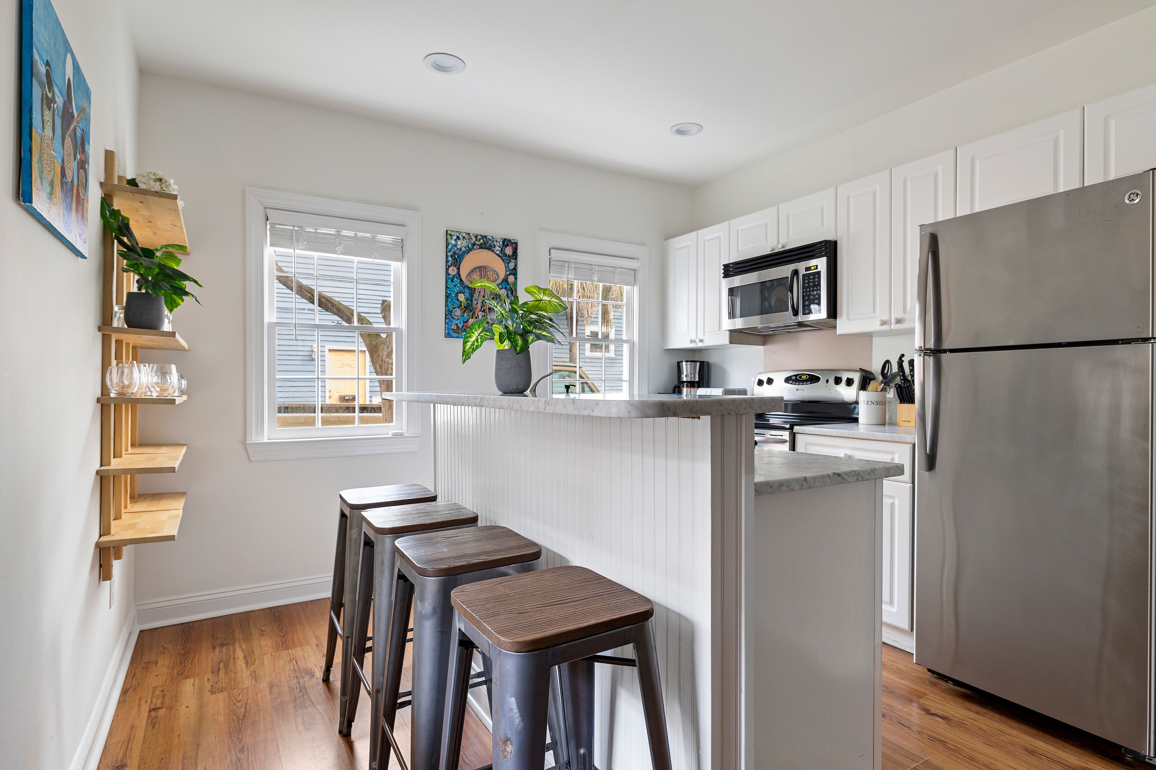 Een koelkast, een microgolfoven, een oven, een kookplaat