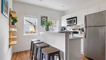 Jääkaappi, mikroaaltouuni, uuni, liesi