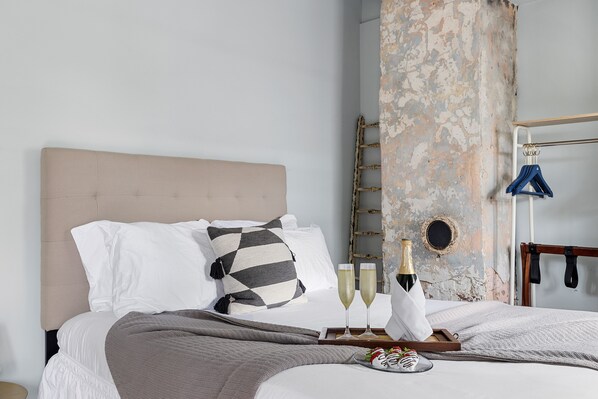 2 bedrooms, iron/ironing board, WiFi - Primrose Home: Tradition with a Modern Twist (Charleston)