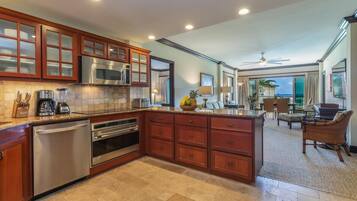 Frigorífico, microondas, horno y placa de cocina