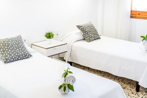 4 slaapkamers, een strijkplank/strijkijzer, gratis wifi, beddengoed