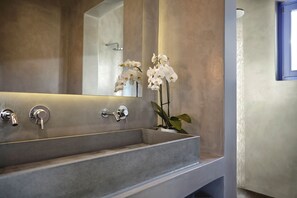 Luxury Villa with Private Pool, Heated Plunge Pool and Sea View | Badezimmer