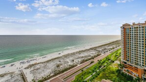 Ein Hotel direkt am Strand mit Blick auf den Ozean und einer Zufahrt zur Küste.
