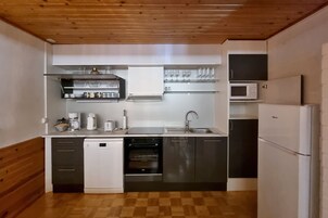 Refrigerador con freezer, microondas, horno, placa de cocina