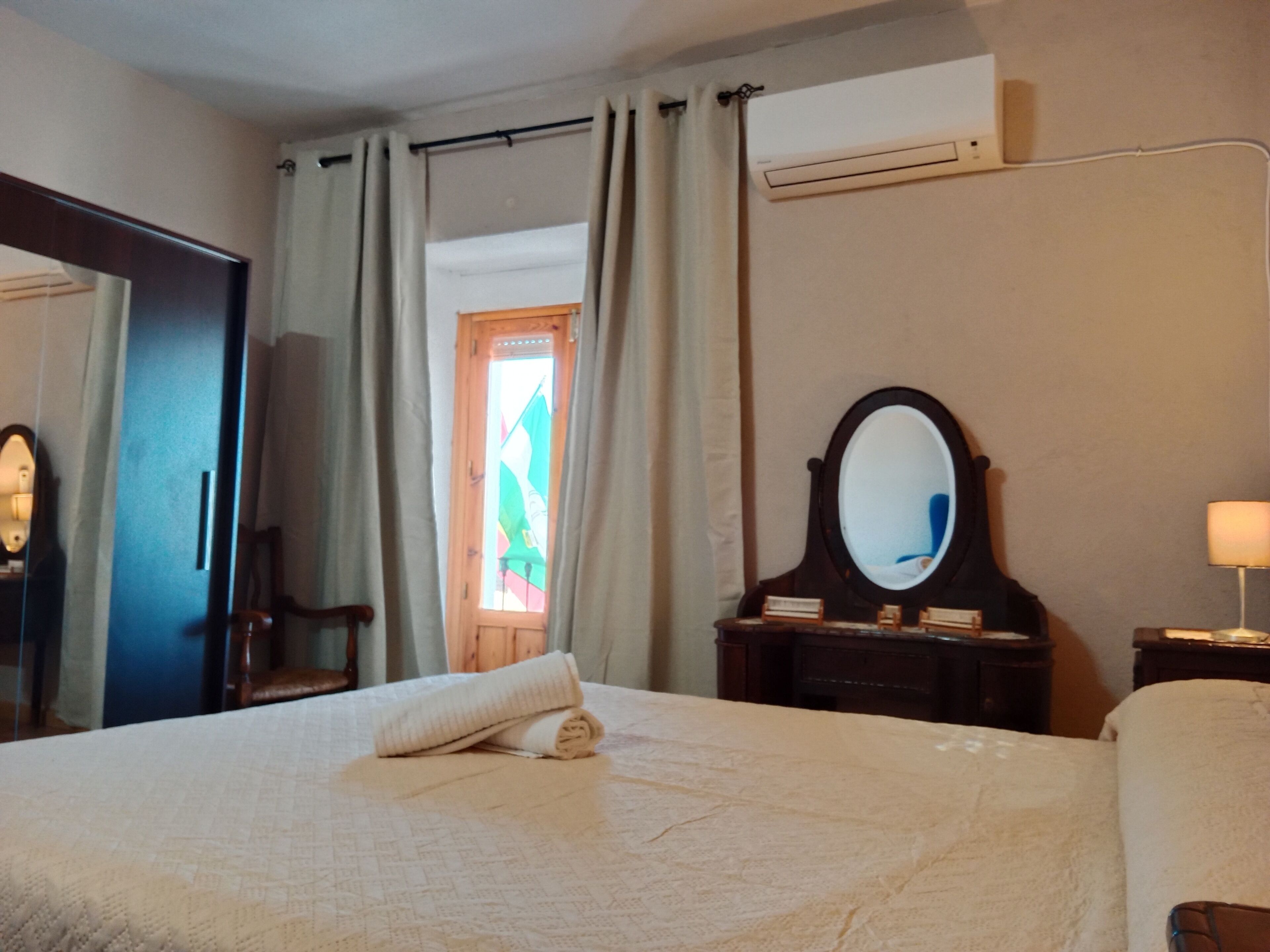 4 bedrooms, desk, iron/ironing board, free WiFi