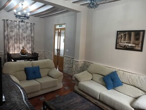 Smart TV, fireplace, books, stereo